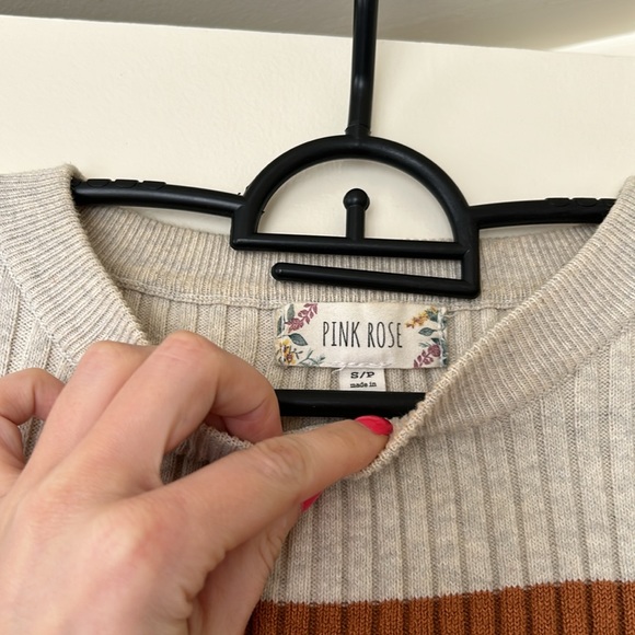 Cropped ribbed tri-colored long sleeve. Oatmeal/pumpkin/brick IRL great for fall - Picture 2 of 3